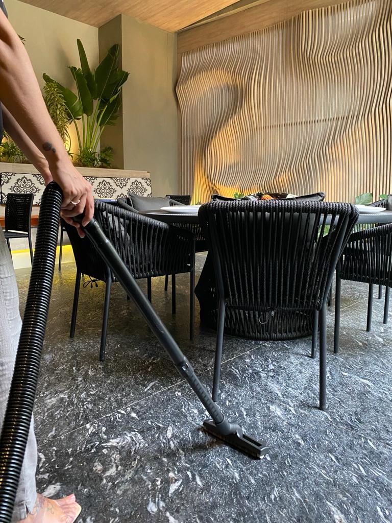 Neste projeto temos o porcelanato Onix da Biancogres e metais Deca.